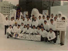 札幌大通-199202_札幌雪まつり市民雪像参加、北大留学生と国際交流でライオン像制作