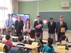札幌南-2016_継続ＡＣＴ「新入学児童対象特別啓発運動」交通安全運動と記念品の贈呈