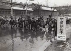 札幌アカシヤ-196203_琴似小学校に交通安全標識寄贈-2