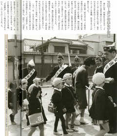 1964年、大阪府・貝塚クラブの会員はたすきがけで街頭に立ち、学童の安全補導とあわせ交通整理ビラを市民に配布した～スローガンの果たす役割